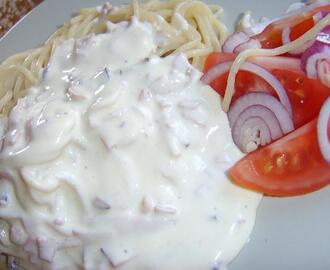 Pasta med ost- och skinksås