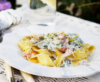 Pasta med kallrökt lax, färskost och spenat