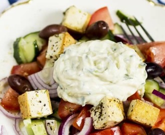 Grekisk sallad med vegansk tzatziki