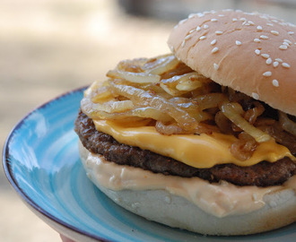 Hamburgare med smältost och stekt lök