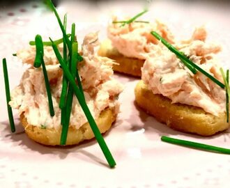 Varmrökt laxröra på krispig crostini – stor favorit!