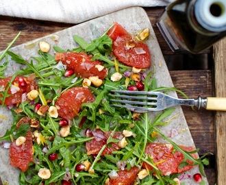 Förrättssallad med grapefrukt, ruccola och hasselnötter (vegan)