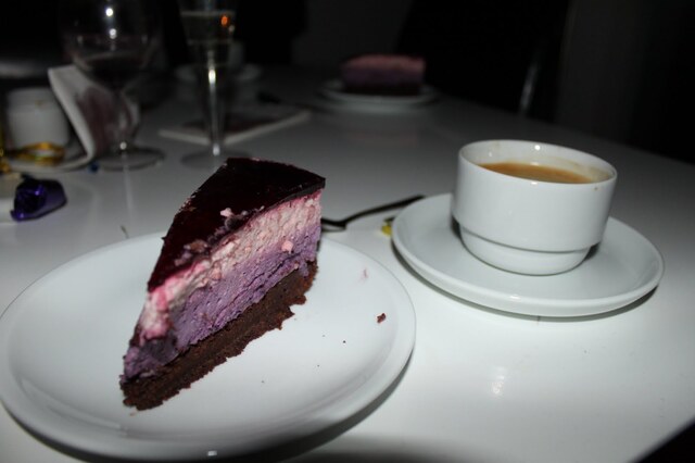 Hallon- och blåbärsmoussetårta med chokladbotten och drottninggelé