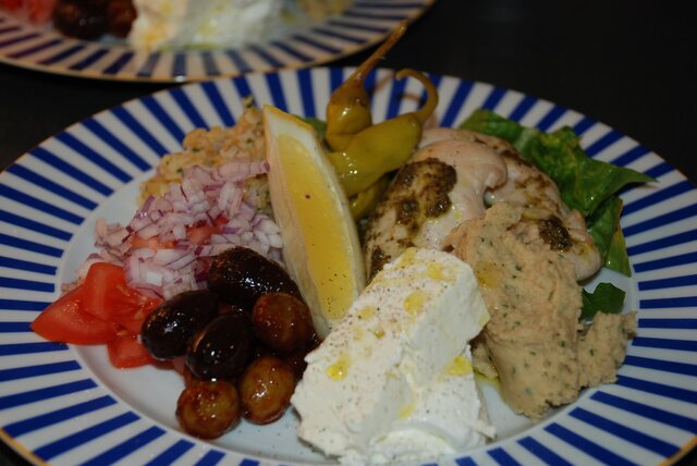 Libanesisk middagstallrik med hommus och tomatglacerade oliver