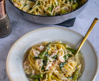 Pasta med räkor och sparris i gräddsås