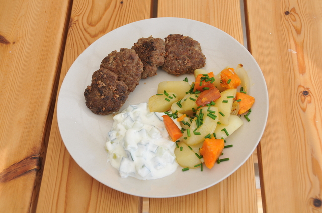 Grekiska färsbiffar med tzatziki och klyftpotatis