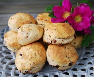 Scones med rosor och choklad