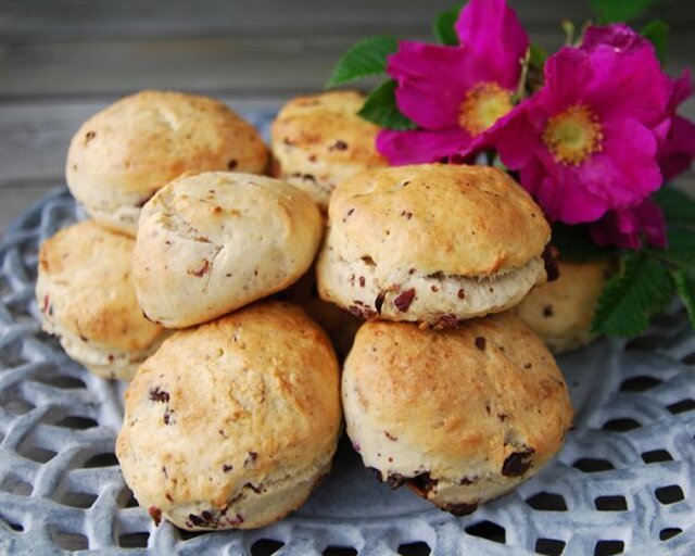 Scones med rosor och choklad