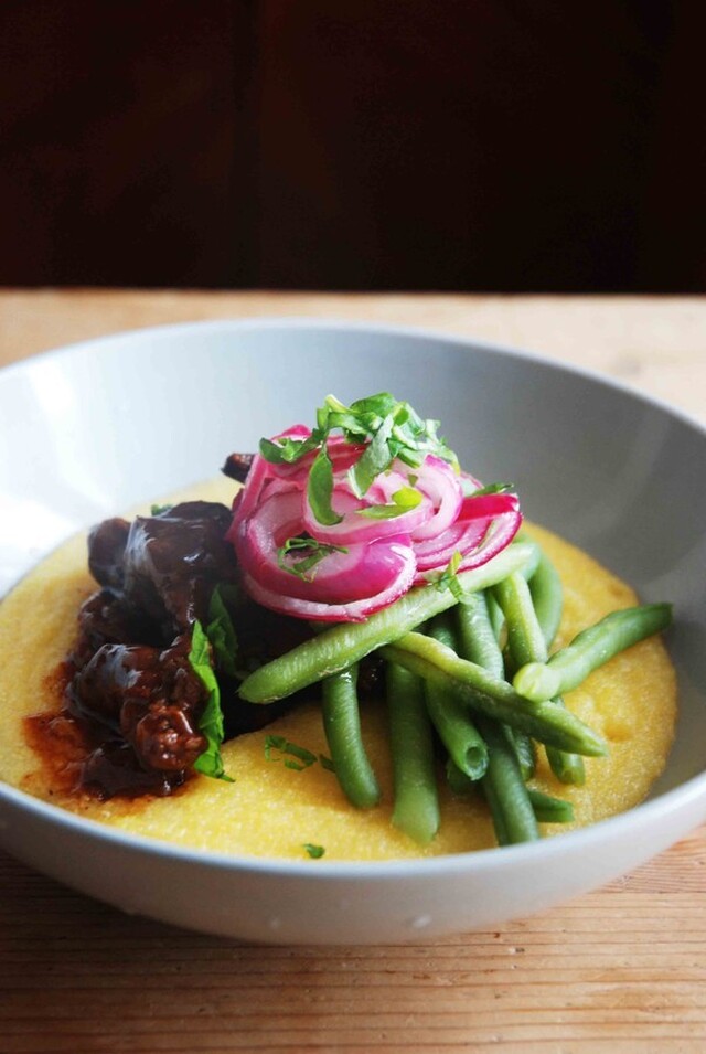 Långkok med polenta och inlagd rödlök