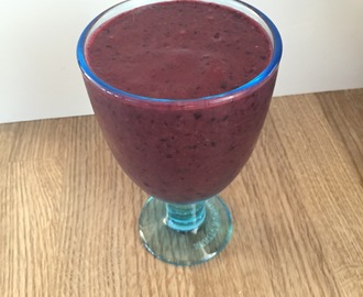 Smoothie med banan, blåbär, avokado och apelsin