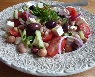 Grekisk sallad med blandade bönor