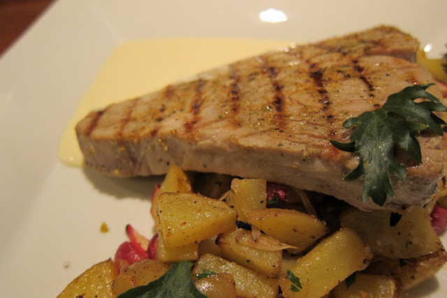 Tonfisk grillad med rostad potatis och rädisor och kesella hollandaise.
