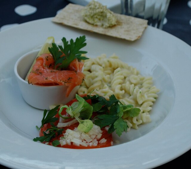 Gravad lax med vittvinsgräddslungad pasta, kronärtskocksfärskost