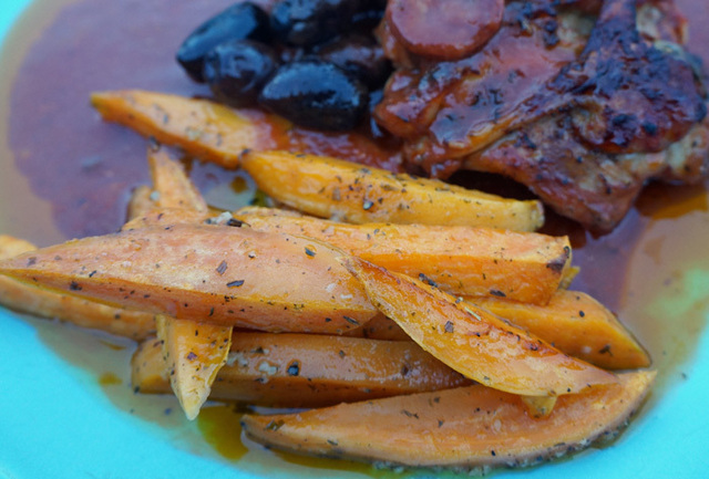 Kycklingdelar i smakrik tomatsås serveras med sötpotatis