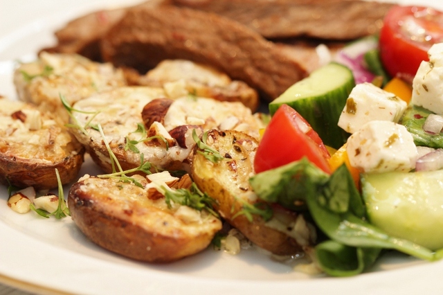 Rostade potatishalvor med taleggio och hasselnötter, variant på ännu ett potatistillbehör