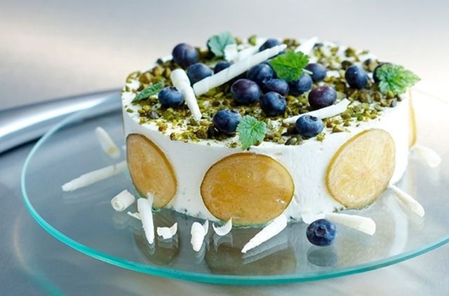 Glasstårta med pistage, lime och blåbär