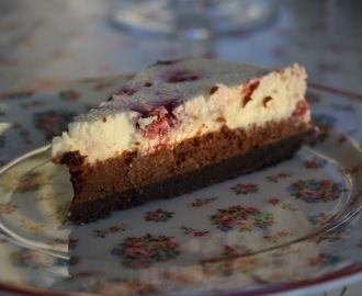 Halloncheesecake med browniebotten