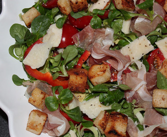 Sallad med lufttorkad skinka, parmesan och krutonger