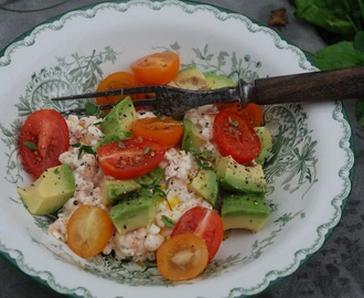 Avokado- och tomatsallad med keso, citron och timjan