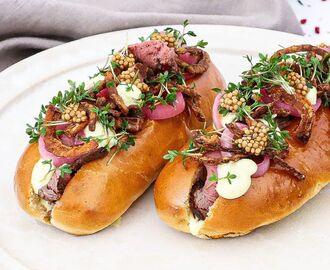 Lækre Steak Dogs, - en gourmet hotdog i klæder, fyldt med rosastegt oksemørbrad, bearnaise sauce og variation af løg.D… | Madopskrifter, Opskrifter, Madpræsentation