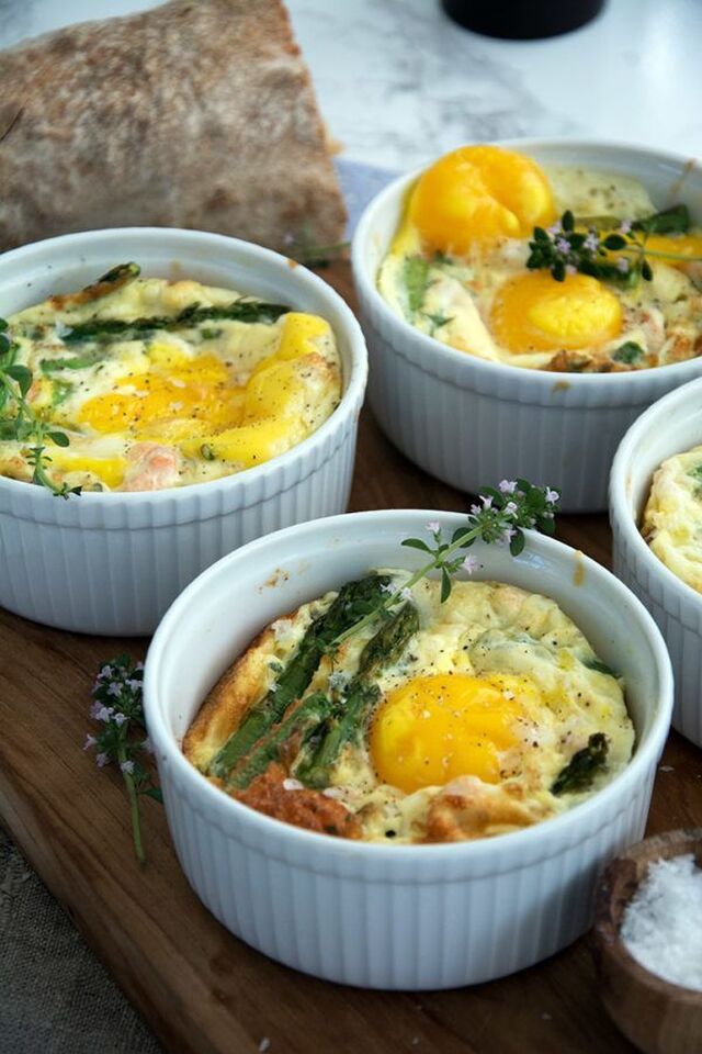 Æg en cocotte med laks og asparges - opskrift | Sunde frokoster, Brunchopskrifter, Opskrifter
