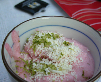 Fluffig mousse med jordgubbar, lime och vit choklad