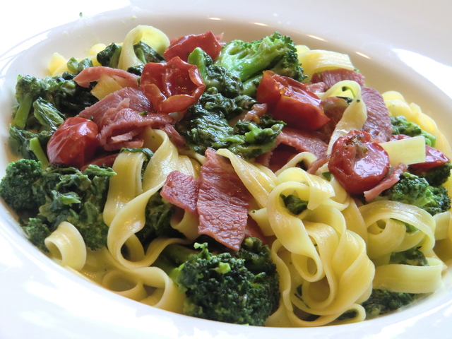 Lunchpasta med spenat, broccoli, kalkonbacon och soltorkade körsbärstomater