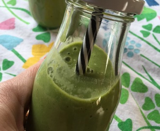 Grönskande näringsshot - en riktig hälsosmoothie med banan, avocado, spenat, lime, mandelsmör och moringapulver