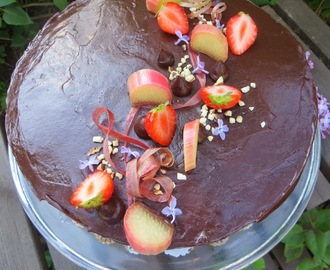Chokladtårta med jordgubb, rabarber och mandelmaräng