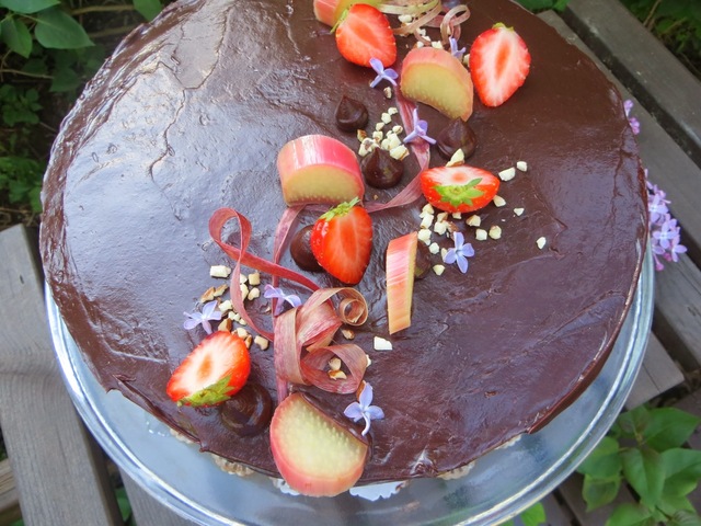Chokladtårta med jordgubb, rabarber och mandelmaräng