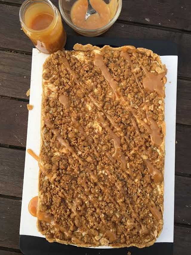 Äppelcheesecake-bars med kanelcrunch och karamellsås!