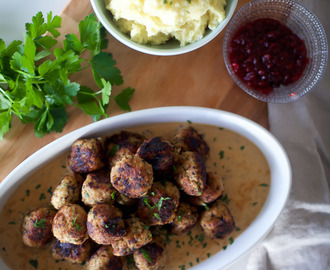 Kycklingköttbullar med gräddsås, potatismos och lingonsylt