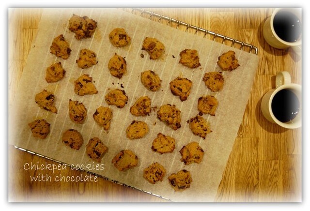 Chickpea cookies with chocolate
