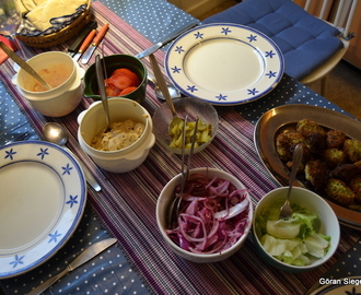 Falafel med hummus, yoghurtdressing och picklad rödlök