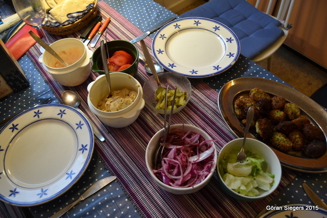 Falafel med hummus, yoghurtdressing och picklad rödlök