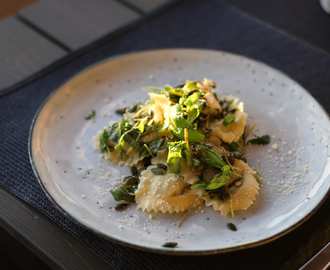 FÄRSK PASTA MED ÖRTER OCH PUMPAKÄRNOR