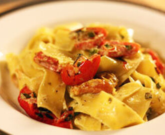 Pappardelle med grillad paprika, pesto, vitlök och chili