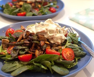 Sallad med krämig kasslerröra och champinjoner