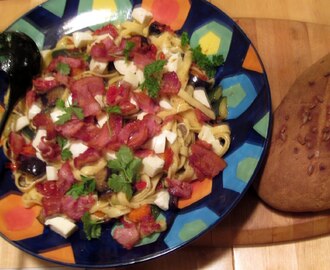 Pasta med rostade grönsaker, bacon och mozzarella