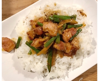 Thailändsk fläskwok med röd curry