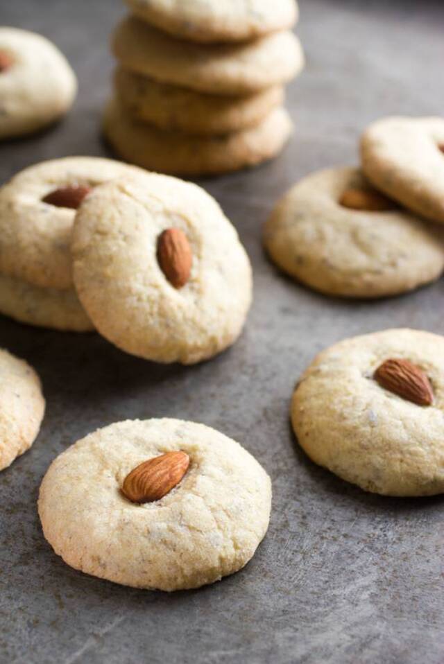 Simple almond cookies