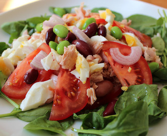 Tonfisksallad med ägg och bönor