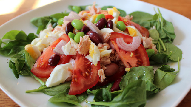 Tonfisksallad med ägg och bönor