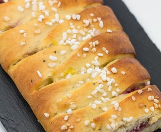 Bun Wreath filled with Custard and Raspberry