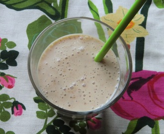 Vårlig smoothie med päron, passionsfrukt och lucuma