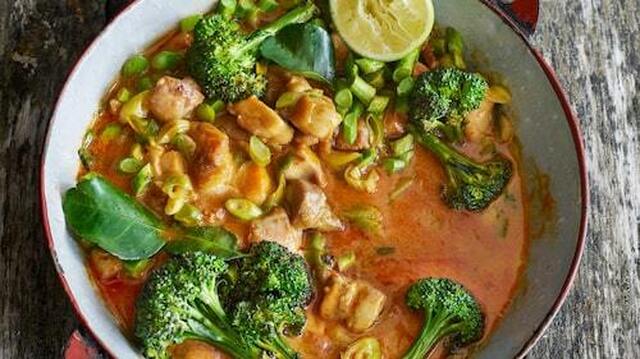 Kyckling i krämig panang-curry med sparrisbroccoli