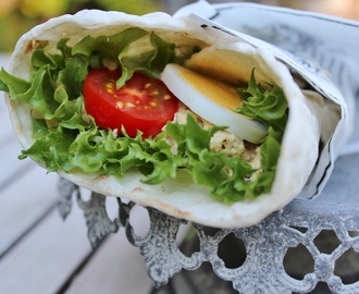 Currysmakande tonfiskröra med ägg, tomat och sallad i tunnbröd