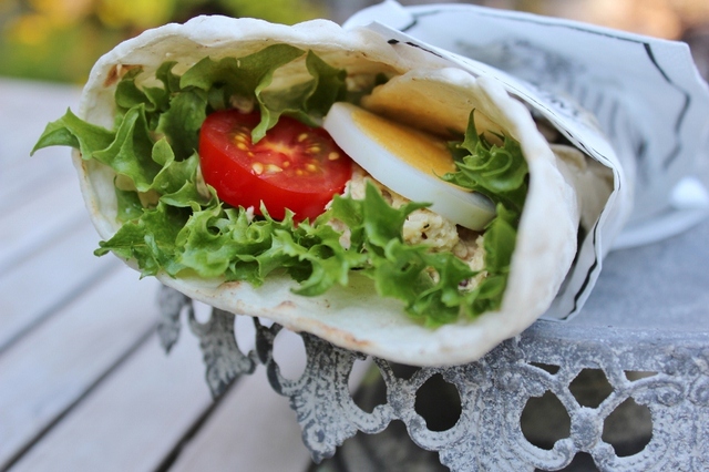 Currysmakande tonfiskröra med ägg, tomat och sallad i tunnbröd