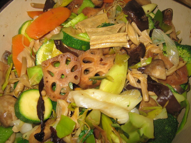 Kinesisk grönsaksgryta med fem kryddor, stjärnanis och svartbönsås