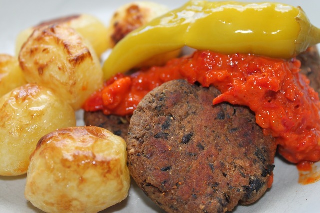 Gyroskryddade bönbiffar med ugnstekt potatis, ajvar och vitlökssås